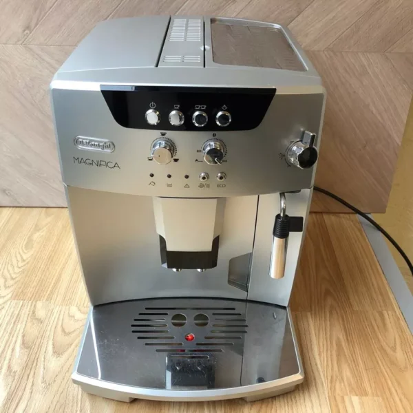 De'Longhi Magnifica ESAM04.110.S Bean to Cup Coffee Machine - Image 4