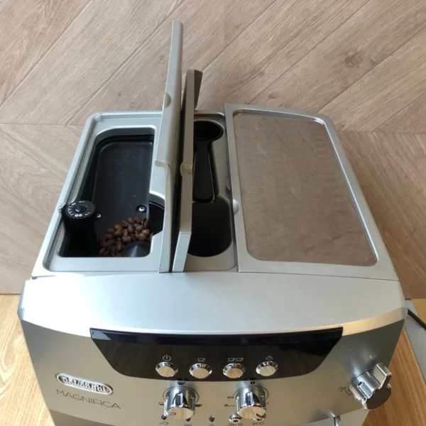 De'Longhi Magnifica ESAM04.110.S Bean to Cup Coffee Machine - Image 3